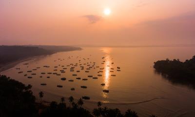 沙滩的秘密和日落  |  可可海滩上的渔船，果阿邦，印度 (© Abhinav Sah/Shutterstock) - 2024/10/14