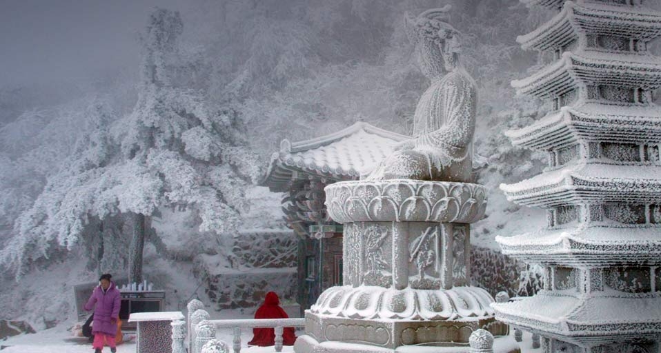 韩国东部江原道被积雪覆盖的山庙(YONHAP/Corbis ©) - 2010/01/31 韩国东部江原道被积雪覆盖的山庙(YONHAP/Corbis ©) - 2010/01/31
