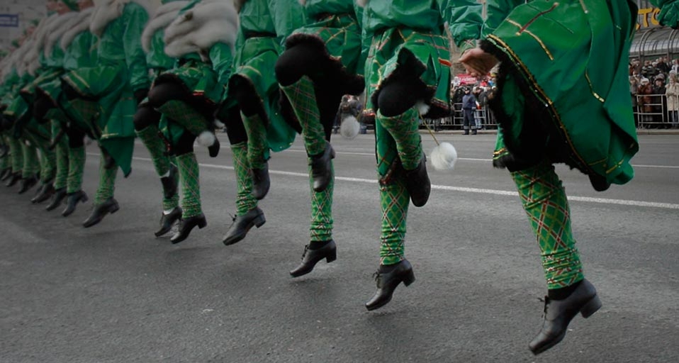 俄罗斯莫斯科街头举办热闹的圣帕特里克节游行(Sergei Karpukhin/Corbis ©) - 2010/03/16 俄罗斯莫斯科街头举办热闹的圣帕特里克节游行(Sergei Karpukhin/Corbis ©) - 2010/03/16