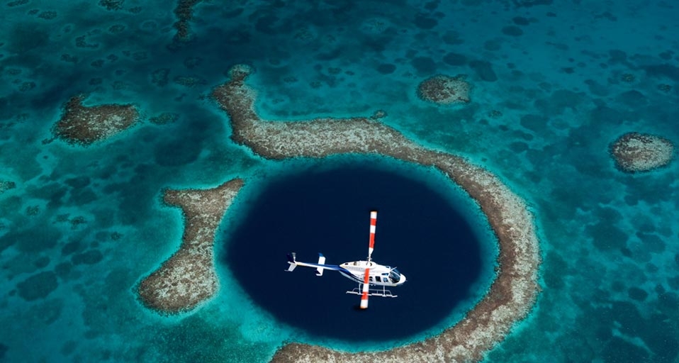 伯利兹海域著名的蓝洞(Image Source/Corbis ©) - 2010/05/25 伯利兹海域著名的蓝洞(Image Source/Corbis ©) - 2010/05/25