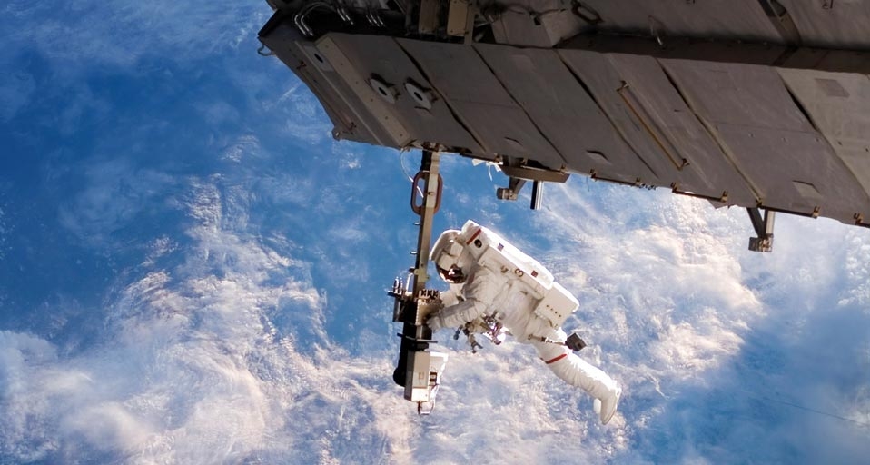 宇航员在宇宙空间站进行太空行走(StockTrek/Superstock ©) - 2010/10/03 宇航员在宇宙空间站进行太空行走(StockTrek/Superstock ©) - 2010/10/03