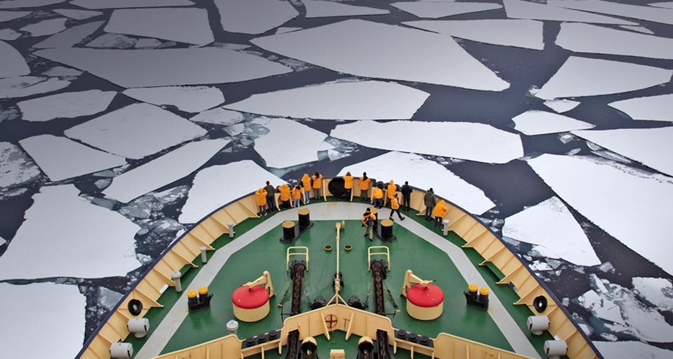 一艘大船正在通过南极冰原地区的浮冰(Frank Lukasseck/Corbis ©) - 2010/10/19 一艘大船正在通过南极冰原地区的浮冰(Frank Lukasseck/Corbis ©) - 2010/10/19