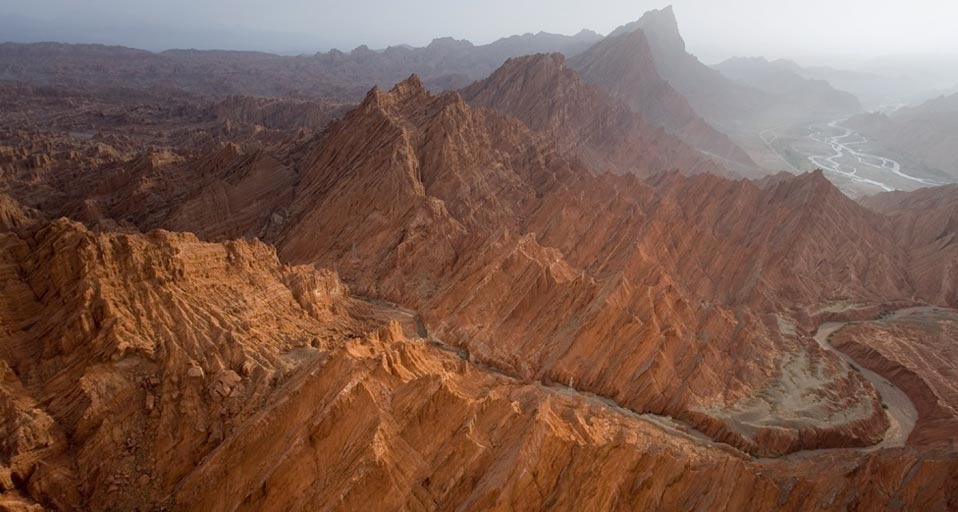 新疆维吾尔族自治区的天山大峡谷(George Steinmetz/Corbis ©) - 2010/11/03 新疆维吾尔族自治区的天山大峡谷(George Steinmetz/Corbis ©) - 2010/11/03