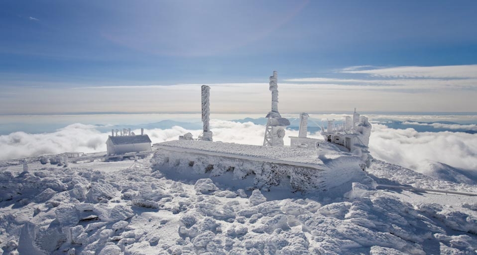 美国新罕布什尔州覆盖在冰雪下的华盛顿山天文台(Mike Thesis/Getty Images ©) - 2011/01/14 美国新罕布什尔州覆盖在冰雪下的华盛顿山天文台(Mike Thesis/Getty Images ©) - 2011/01/14