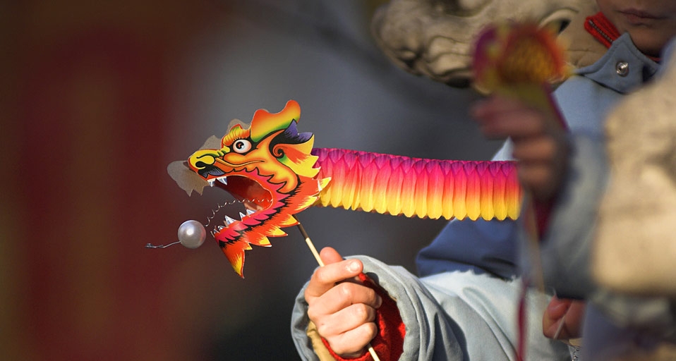 在伦敦庆祝中国新年的小朋友手中拿着纸龙(Grant Pritchard/Britain on View/Photolibrary ©) - 2011/02/03 在伦敦庆祝中国新年的小朋友手中拿着纸龙(Grant Pritchard/Britain on View/Photolibrary ©) - 2011/02/03