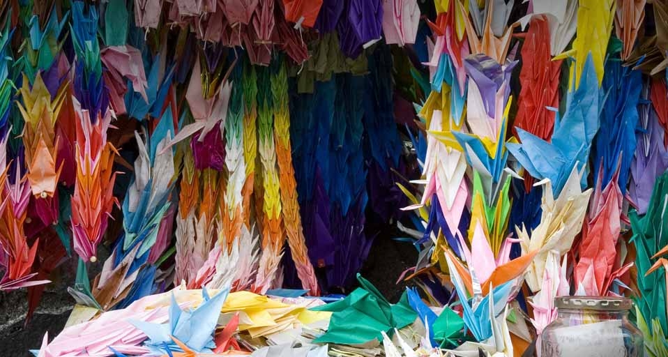 纪念长崎原子弹爆炸的千纸鹤花环(Richard Cummins/Design Pics/age fotostock ©) - 2011/02/28 纪念长崎原子弹爆炸的千纸鹤花环(Richard Cummins/Design Pics/age fotostock ©) - 2011/02/28
