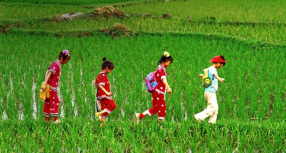 放学回家的小学生(Guo Jian She/Redlink/Corbis ©) - 2011/05/31 放学回家的小学生(Guo Jian She/Redlink/Corbis ©) - 2011/05/31