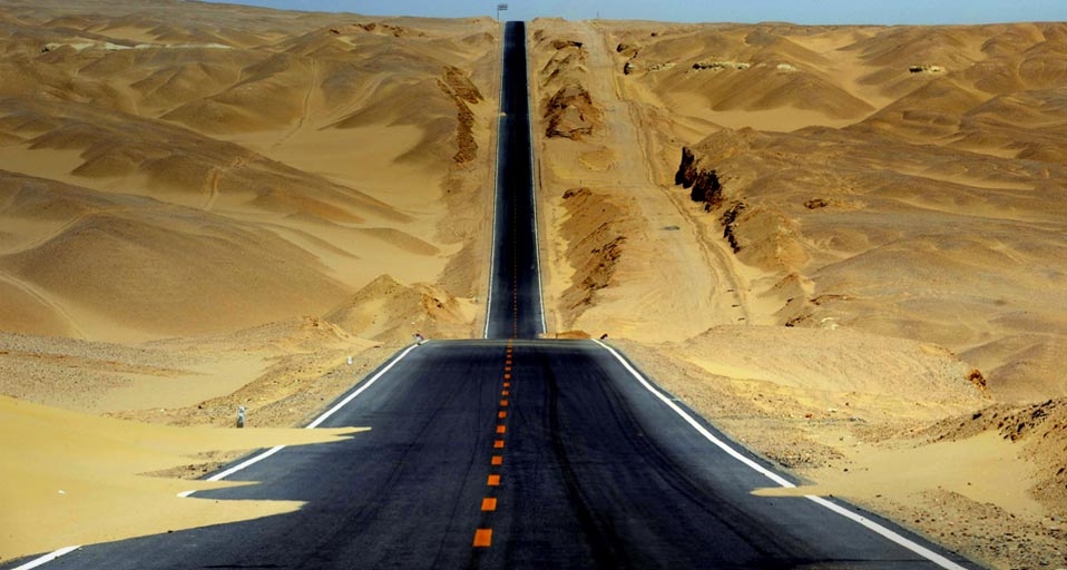 中国西部柴达木盆地的公路(Hou Deqiang/Corbis ©) - 2011/07/14 中国西部柴达木盆地的公路(Hou Deqiang/Corbis ©) - 2011/07/14