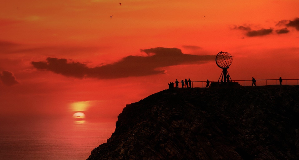 挪威北角的午夜太阳(© SIME/estock) ©) - 2011/09/24 挪威北角的午夜太阳(© SIME/estock) ©) - 2011/09/24