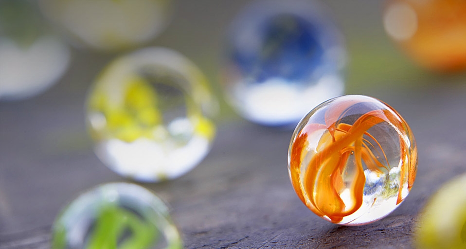 彩色玻璃球(© Stockbroker Stockbroker/Photolibrary) ©) - 2011/10/20 彩色玻璃球(© Stockbroker Stockbroker/Photolibrary) ©) - 2011/10/20