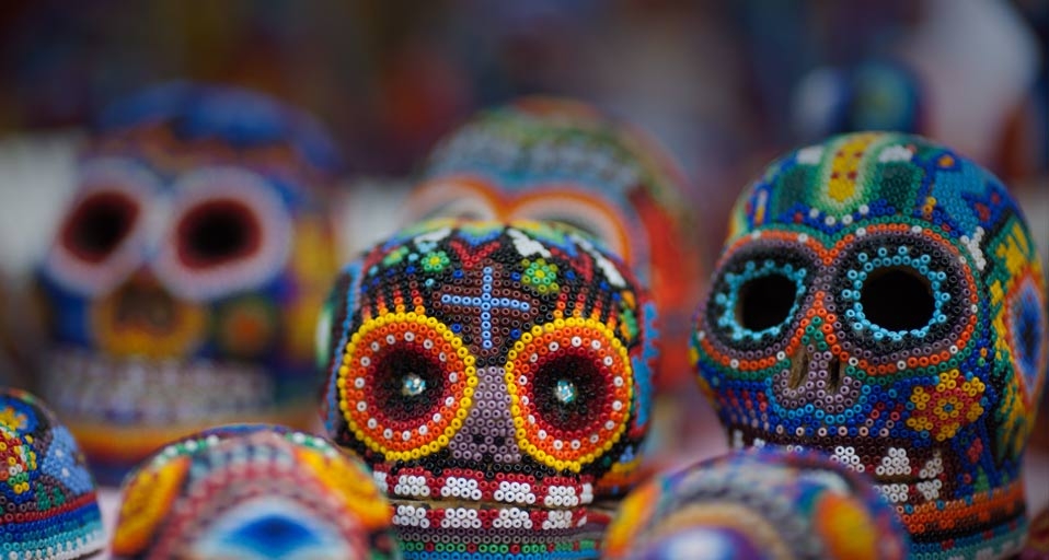 庆祝亡灵节制造的饰品(© Rodrigo Cruz/Getty Images) ©) - 2011/10/31 庆祝亡灵节制造的饰品(© Rodrigo Cruz/Getty Images) ©) - 2011/10/31