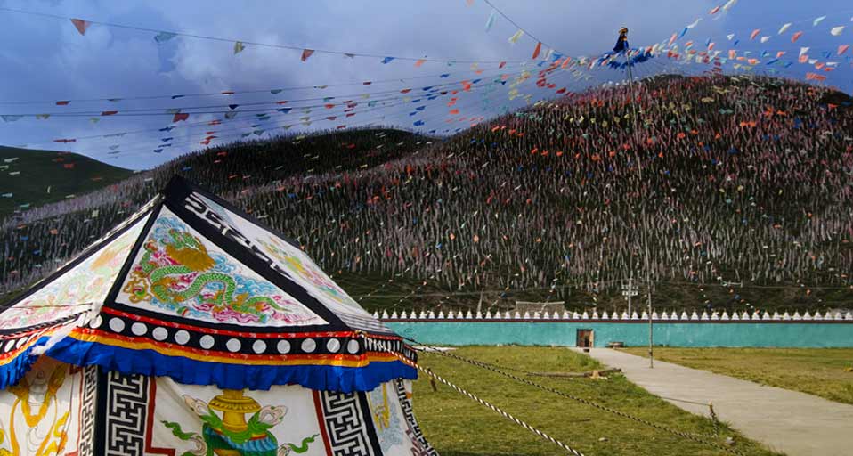 四川塔公草原的帐篷与经幡(© Robert Harding Picture Library/Superstock) ©) - 2011/11/22 四川塔公草原的帐篷与经幡(© Robert Harding Picture Library/Superstock) ©) - 2011/11/22