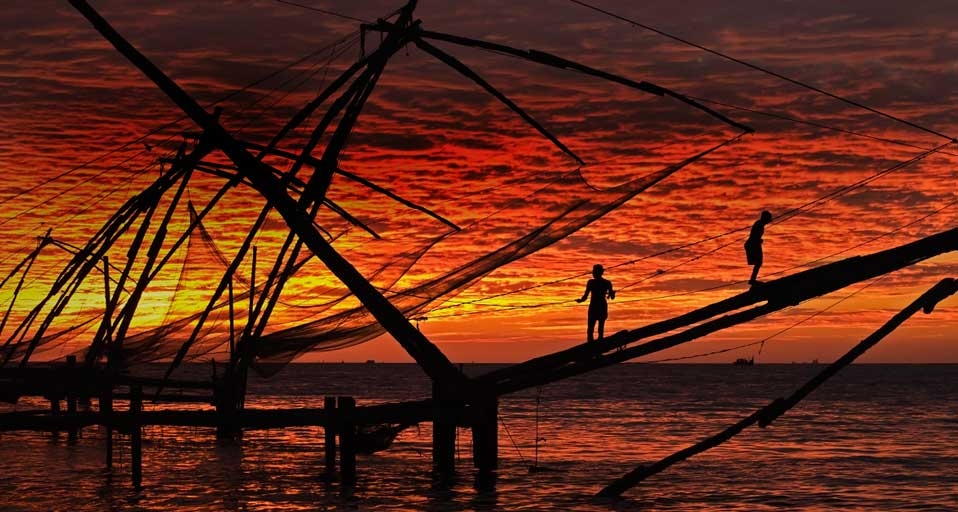 印度喀拉拉邦附近夕阳下的渔夫(© Anders Blomqvist/Lonely Planet Images) ©) - 2012/01/12 印度喀拉拉邦附近夕阳下的渔夫(© Anders Blomqvist/Lonely Planet Images) ©) - 2012/01/12