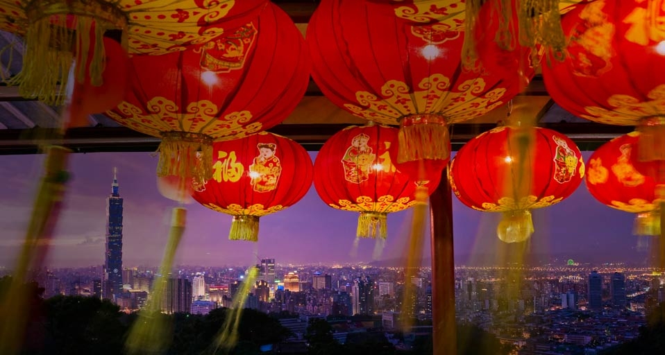 从挂满灯笼的寺庙看向远处的台北101(© Marc Dozier/Hemis/Corbis) ©) - 2012/02/20 从挂满灯笼的寺庙看向远处的台北101(© Marc Dozier/Hemis/Corbis) ©) - 2012/02/20
