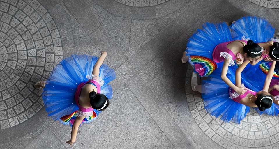 街头准备表演的芭蕾女孩(© Malcolm Ainsworth/Flickr/Getty Images) ©) - 2012/03/07 街头准备表演的芭蕾女孩(© Malcolm Ainsworth/Flickr/Getty Images) ©) - 2012/03/07