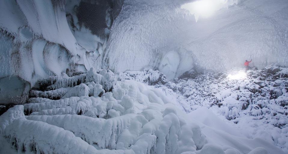 南极洲罗斯岛伊里布斯山北侧的冰洞(© George Steinmetz/Corbis) ©) - 2012/03/24 南极洲罗斯岛伊里布斯山北侧的冰洞(© George Steinmetz/Corbis) ©) - 2012/03/24