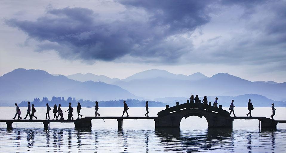乌云下,西湖桥上的行人(© Jon Hicks/Corbis) ©) - 2012/04/03 乌云下,西湖桥上的行人(© Jon Hicks/Corbis) ©) - 2012/04/03