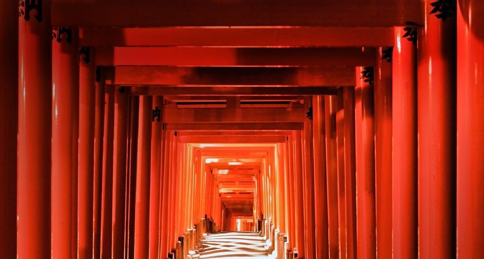 日本京都伏见稻荷大社的千本鸟居(© Rudy Sulgan/Corbis) ©) - 2012/04/10 日本京都伏见稻荷大社的千本鸟居(© Rudy Sulgan/Corbis) ©) - 2012/04/10