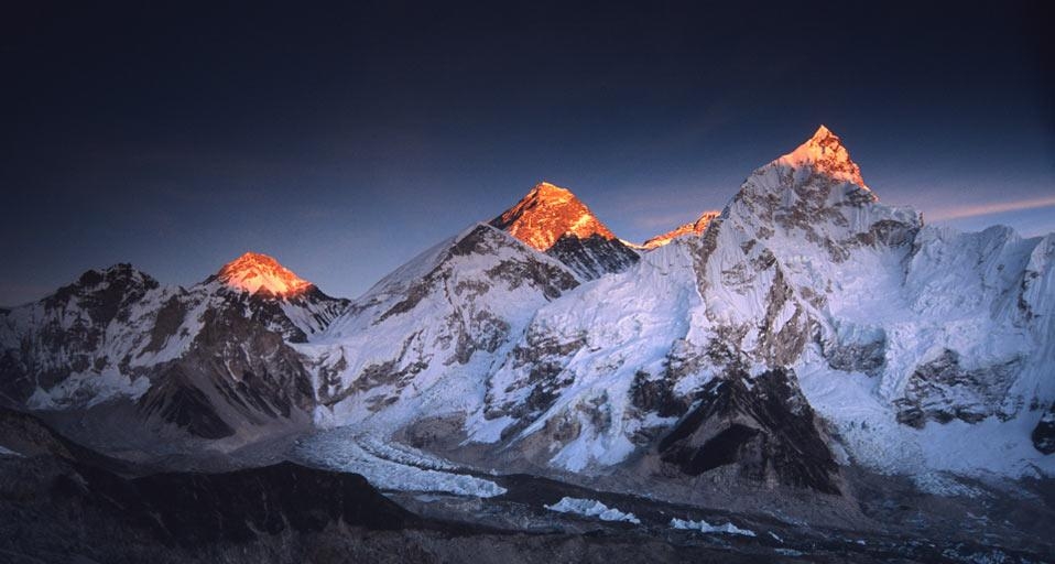 一天中最后的阳光落在珠穆朗玛峰和附近的山峰上(© Dan Rafla/Aurora/Getty Images) ©) - 2012/05/28 一天中最后的阳光落在珠穆朗玛峰和附近的山峰上(© Dan Rafla/Aurora/Getty Images) ©) - 2012/05/28