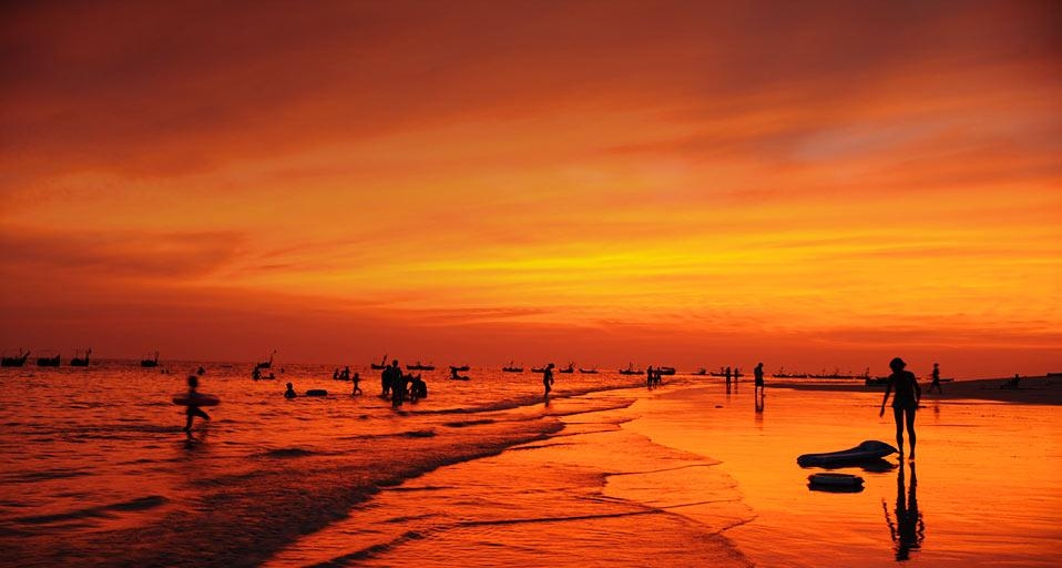 海边落日 (? Sheng Jiuyong(GUANGXI)/Xinhua Press/Corbis) ©) - 2012/06/20 海边落日 (? Sheng Jiuyong(GUANGXI)/Xinhua Press/Corbis) ©) - 2012/06/20