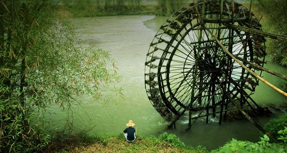 在水车边钓鱼的男子(© Michael Townsend/Stone/Getty Images) ©) - 2012/06/26 在水车边钓鱼的男子(© Michael Townsend/Stone/Getty Images) ©) - 2012/06/26