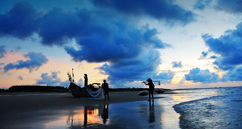 天刚亮,捕鱼人已经开始工作(© MelindaChan/Flickr/Getty Images) ©) - 2012/07/01 天刚亮,捕鱼人已经开始工作(© MelindaChan/Flickr/Getty Images) ©) - 2012/07/01