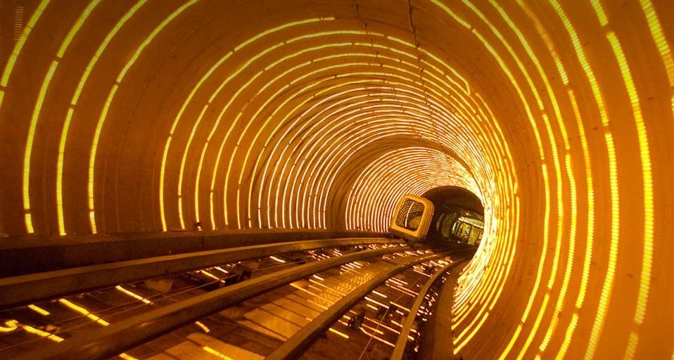 上海外滩观光隧道(© Dennis Degnan/Corbis) ©) - 2012/07/03 上海外滩观光隧道(© Dennis Degnan/Corbis) ©) - 2012/07/03