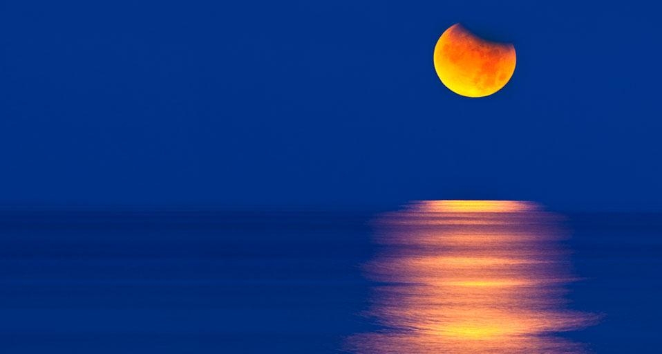 墨西哥湾的月偏食(© David Nunuk/Corbis) ©) - 2012/07/19 墨西哥湾的月偏食(© David Nunuk/Corbis) ©) - 2012/07/19