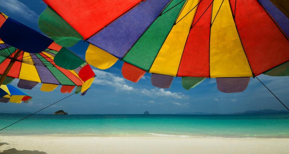 泰国南部海滩上的遮阳伞(© Ocean/Corbis) ©) - 2012/07/24 泰国南部海滩上的遮阳伞(© Ocean/Corbis) ©) - 2012/07/24