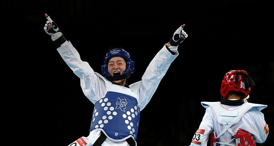 2012年8月8日伦敦ExCeL国际展览中心,吴静钰(左)庆祝女子跆拳道49公斤级决赛胜利(© Hannah Johnston/Getty Images) ©) - 2012/08/08 2012年8月8日伦敦ExCeL国际展览中心,吴静钰(左)庆祝女子跆拳道49公斤级决赛胜利(© Hannah Johnston/Getty Images) ©) - 2012/08/08