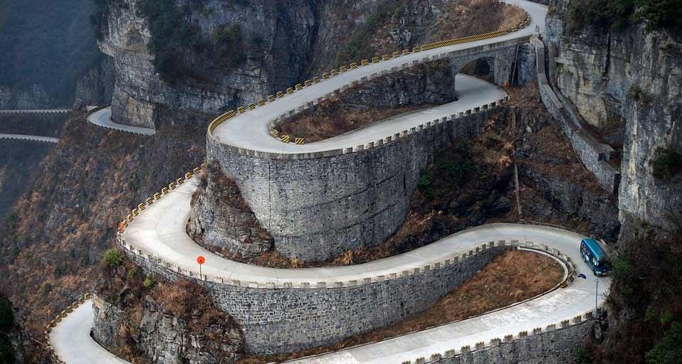 湖南省张家界天门山,一辆汽车驶下通天大道(© Tom Horton/Getty Images) ©) - 2012/09/16 湖南省张家界天门山,一辆汽车驶下通天大道(© Tom Horton/Getty Images) ©) - 2012/09/16
