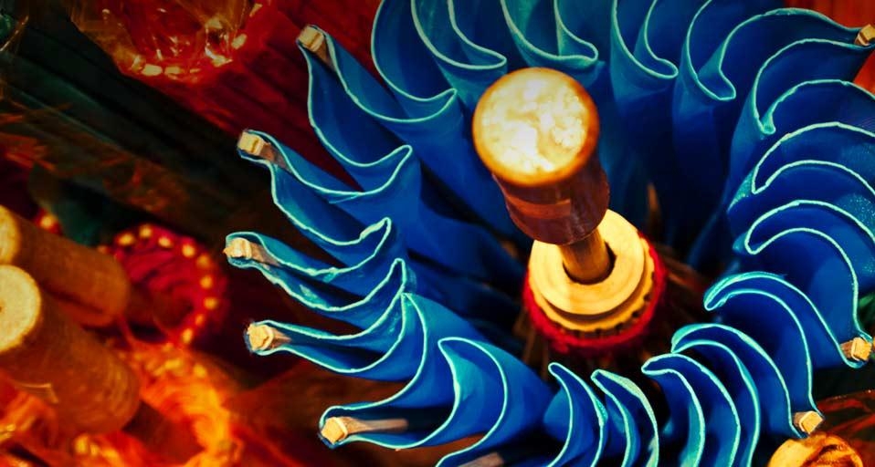 在一片红色阳伞中的蓝色阳伞(© Lily Chou/Flickr/Getty Images) ©) - 2012/09/23 在一片红色阳伞中的蓝色阳伞(© Lily Chou/Flickr/Getty Images) ©) - 2012/09/23