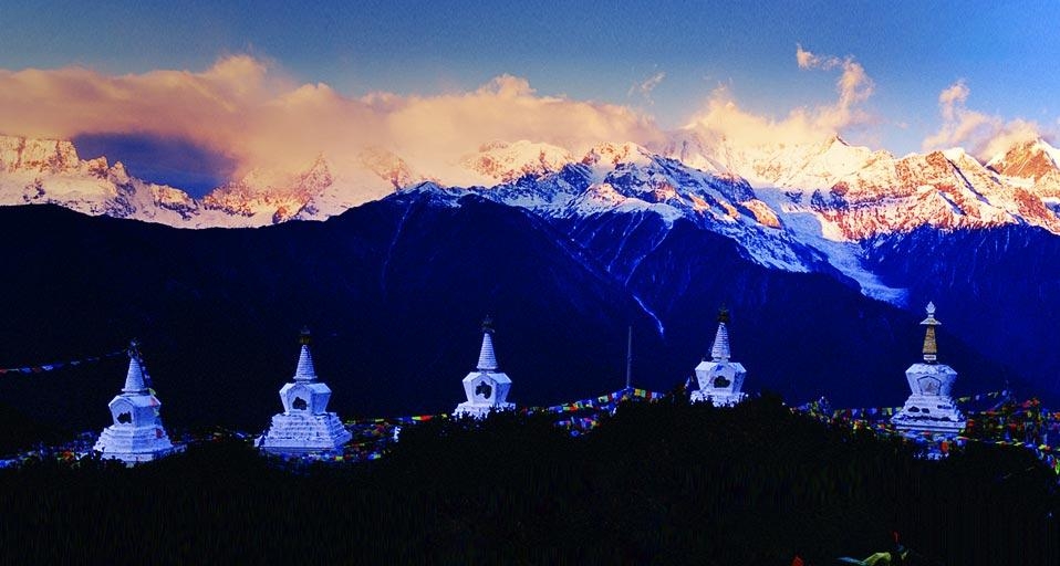 云南迪庆藏族自治州,梅里雪山太子十三峰上的佛塔(© TAO Images Limited/Getty Images) ©) - 2012/10/09 云南迪庆藏族自治州,梅里雪山太子十三峰上的佛塔(© TAO Images Limited/Getty Images) ©) - 2012/10/09