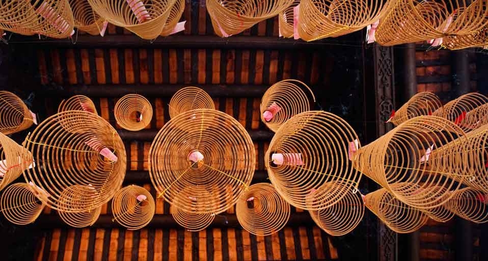 越南胡志明市天后宫,挂在天花板上的塔香(© Kimberley Coole/Lonely Planet Images/Getty Images) ©) - 2012/10/12 越南胡志明市天后宫,挂在天花板上的塔香(© Kimberley Coole/Lonely Planet Images/Getty Images) ©) - 2012/10/12