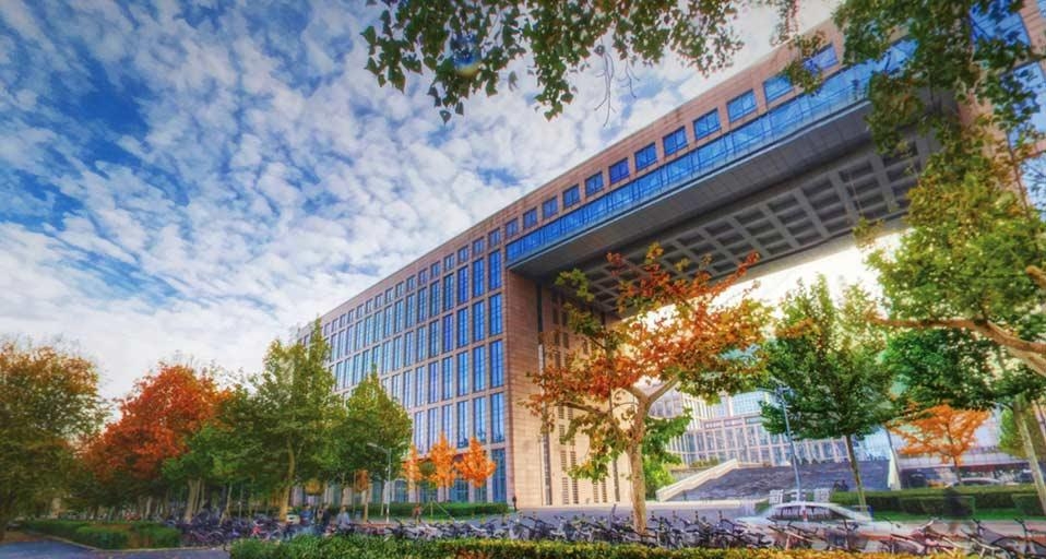 北京航空航天大学新主楼秋景(© Yuqing Guo/Beihang University) ©) - 2012/10/26 北京航空航天大学新主楼秋景(© Yuqing Guo/Beihang University) ©) - 2012/10/26