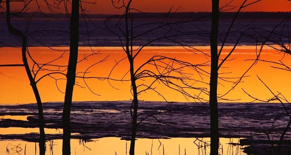 夕阳下的湖面(© Corbis/AGE Fotostock) ©) - 2012/11/06 夕阳下的湖面(© Corbis/AGE Fotostock) ©) - 2012/11/06
