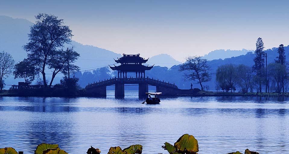 杭州西湖(© HP Huber/Huber/4Corners Images) ©) - 2012/11/08 杭州西湖(© HP Huber/Huber/4Corners Images) ©) - 2012/11/08