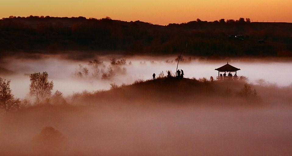 隐藏在雾气中的湖(© Hanquan Chen/Vetta/Getty Images) ©) - 2012/11/09 隐藏在雾气中的湖(© Hanquan Chen/Vetta/Getty Images) ©) - 2012/11/09