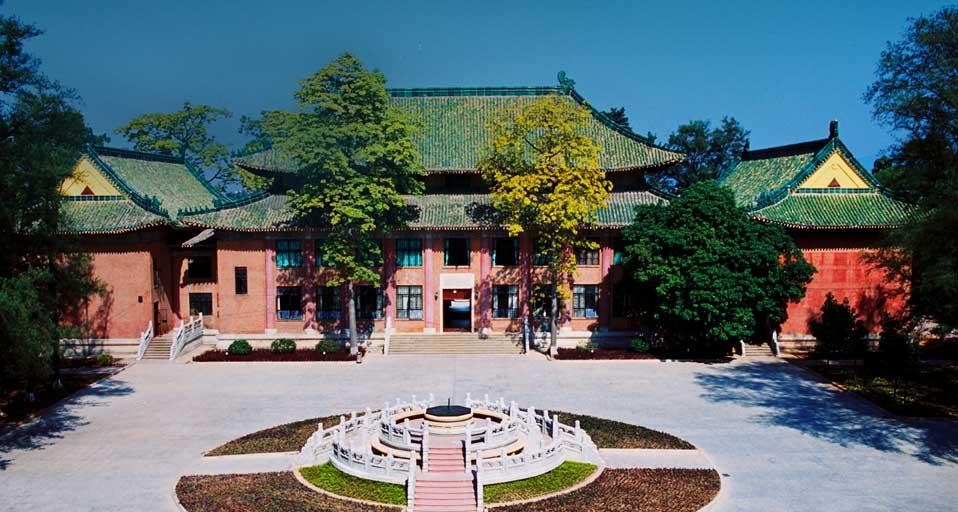 华南理工大学12号楼,凤山雅筑(© News Centre of SCUT/SCUT) ©) - 2012/11/16 华南理工大学12号楼,凤山雅筑(© News Centre of SCUT/SCUT) ©) - 2012/11/16