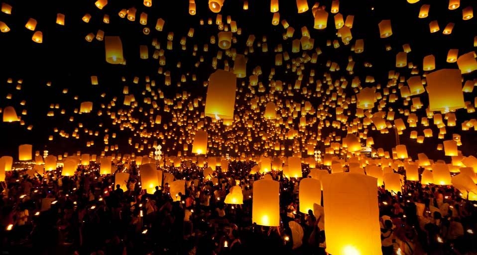 泰国清迈省,节日期间放天灯(© Daniel Osterkamp/Getty Images) ©) - 2012/11/27 泰国清迈省,节日期间放天灯(© Daniel Osterkamp/Getty Images) ©) - 2012/11/27
