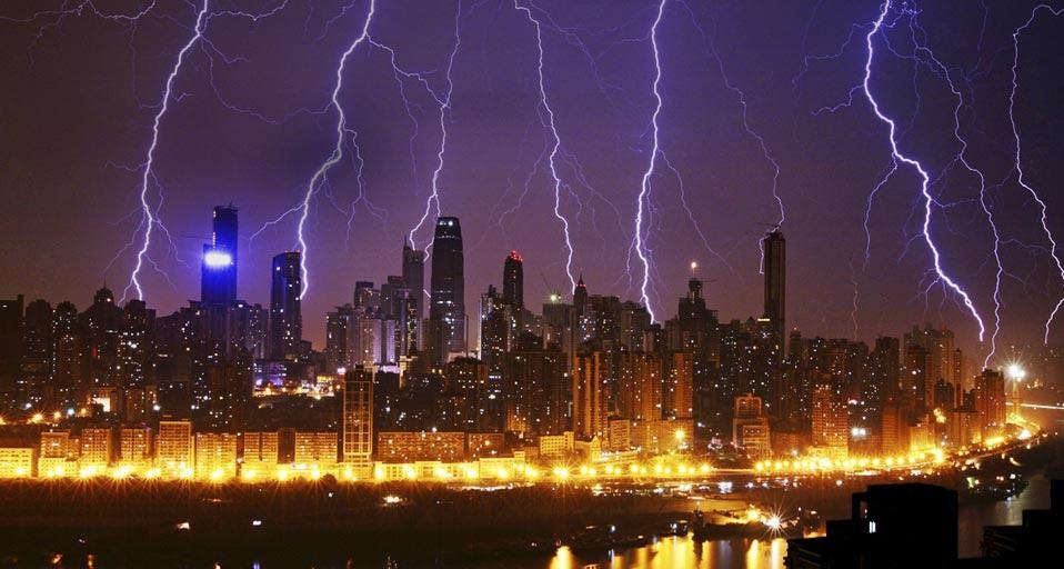 闪电划过重庆的夜空(© Viewstock/Corbis) ©) - 2012/12/20 闪电划过重庆的夜空(© Viewstock/Corbis) ©) - 2012/12/20
