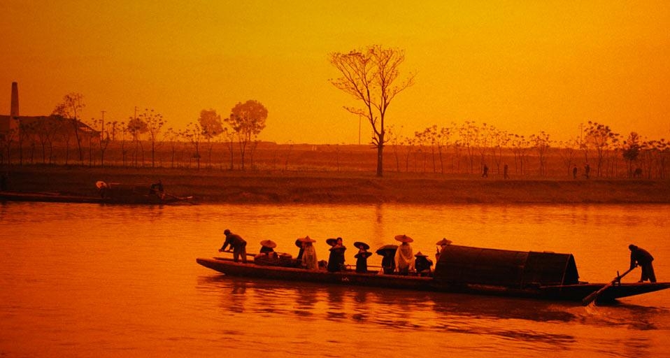 黄昏时分,桂林漓江上的小船(© Glowimages/age fotostock) ©) - 2012/12/27 黄昏时分,桂林漓江上的小船(© Glowimages/age fotostock) ©) - 2012/12/27
