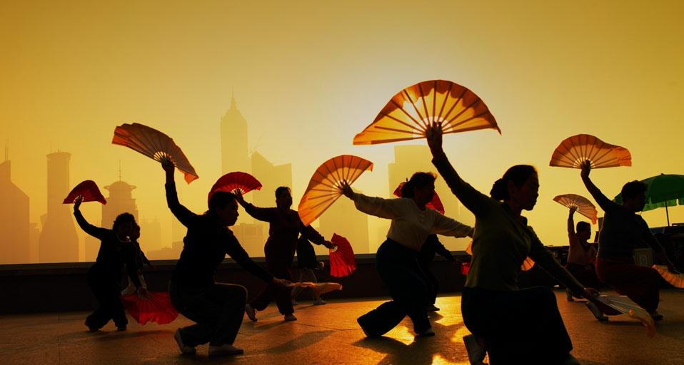 上海浦东区外滩,跳扇子舞的女子(© Justin Guariglia/Getty Images) ©) - 2013/01/15 上海浦东区外滩,跳扇子舞的女子(© Justin Guariglia/Getty Images) ©) - 2013/01/15