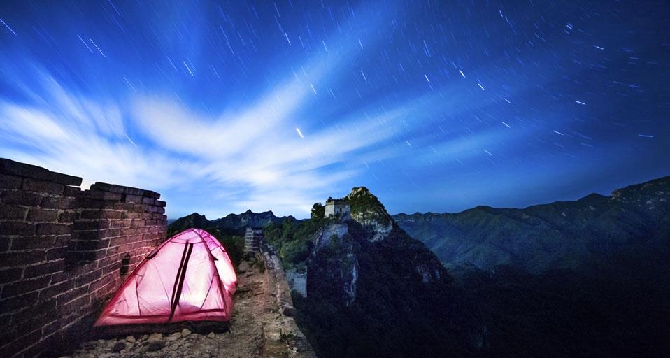 夜间的长城与帐篷,高感光度8分钟曝光降噪(© Andrejs Zemdega/Vetta/Getty Images) ©) - 2013/01/16 夜间的长城与帐篷,高感光度8分钟曝光降噪(© Andrejs Zemdega/Vetta/Getty Images) ©) - 2013/01/16
