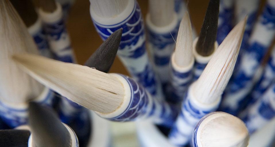 出售在昆明一家艺术家的店内的瓷柄天然鬃毛笔(© romana chapman/Flickr/Getty Images) ©) - 2013/01/29 出售在昆明一家艺术家的店内的瓷柄天然鬃毛笔(© romana chapman/Flickr/Getty Images) ©) - 2013/01/29