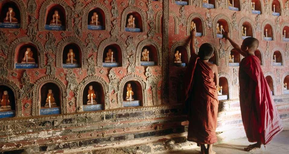 缅甸掸邦,茵莱湖附近隋燕寺院的小沙弥(© Angelo Cavalli/age fotostock/Getty Images) ©) - 2013/01/31 缅甸掸邦,茵莱湖附近隋燕寺院的小沙弥(© Angelo Cavalli/age fotostock/Getty Images) ©) - 2013/01/31