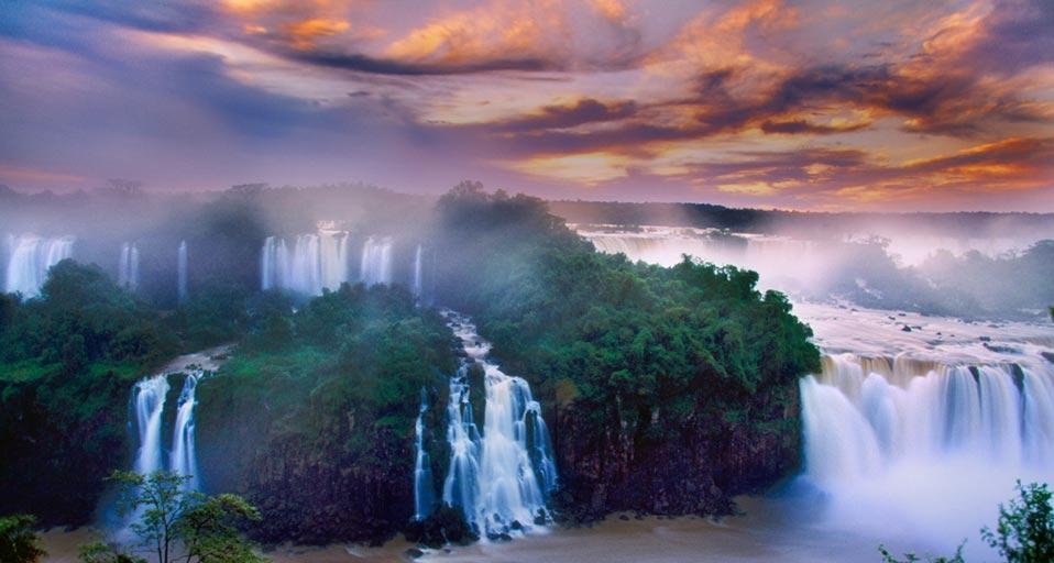 阿根廷和巴西边界处的伊瓜苏大瀑布国家公园(© Frans Lanting/Corbis) ©) - 2013/02/24 阿根廷和巴西边界处的伊瓜苏大瀑布国家公园(© Frans Lanting/Corbis) ©) - 2013/02/24