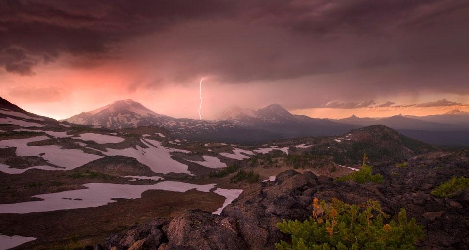 俄勒冈州三姐妹山上空的乌云与闪电(© Marc Adamus/Aurora Photos) ©) - 2013/03/08 俄勒冈州三姐妹山上空的乌云与闪电(© Marc Adamus/Aurora Photos) ©) - 2013/03/08