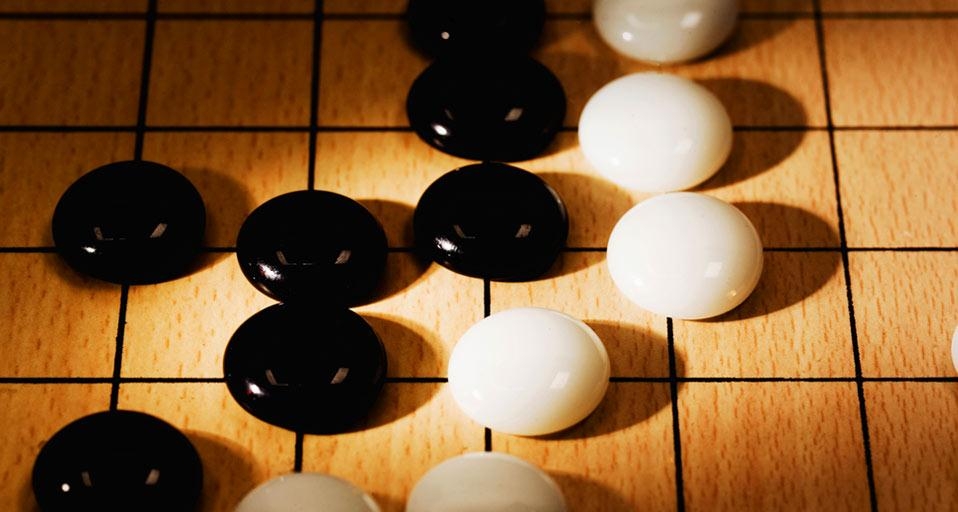 围棋与棋盘的特写(© TAO Images Limited/Getty Images) ©) - 2013/03/14 围棋与棋盘的特写(© TAO Images Limited/Getty Images) ©) - 2013/03/14