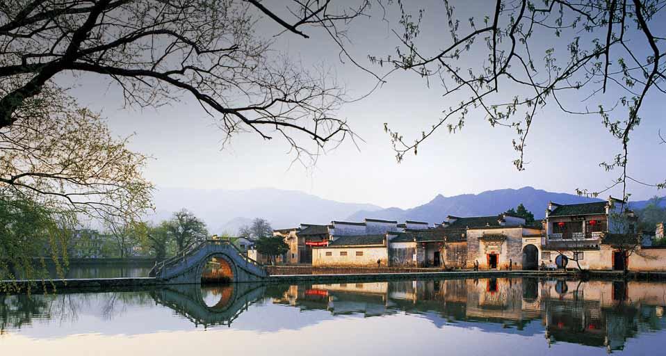 安徽省古徽州的水边民宅建筑(© View Stock/Stock Connection/Aurora Photos) - 2013/04/11 安徽省古徽州的水边民宅建筑(© View Stock/Stock Connection/Aurora Photos) - 2013/04/11